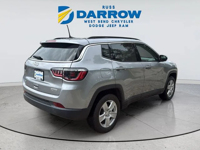 Used 2022 Silver Jeep Latitude image 5