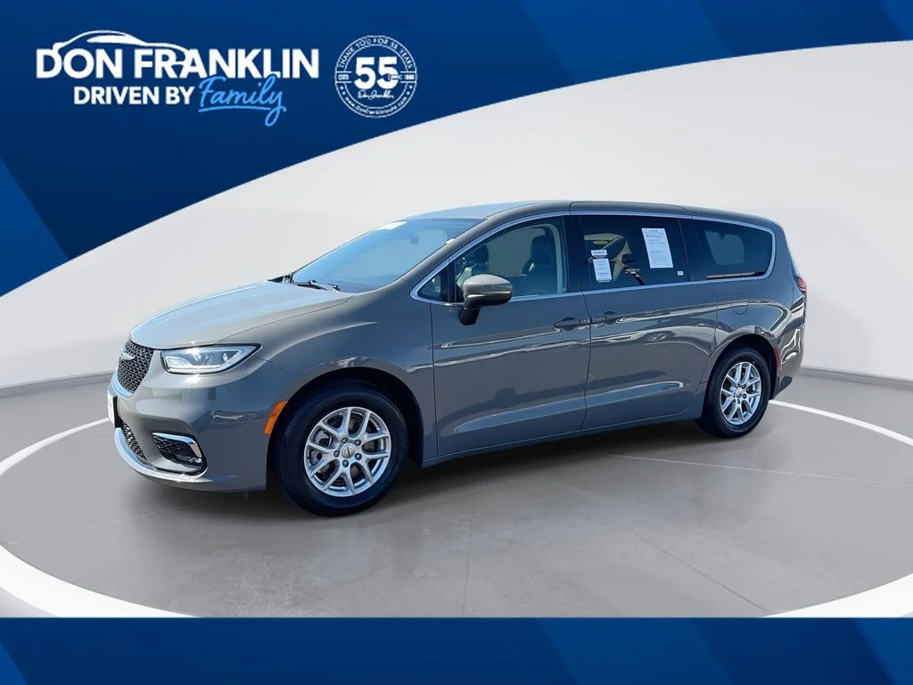 2023 Chrysler Pacifica Touring L's photo