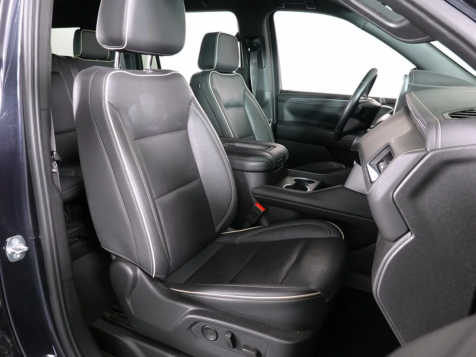 Used 2024 Titanium Rush Metallic GMC SLT image 15