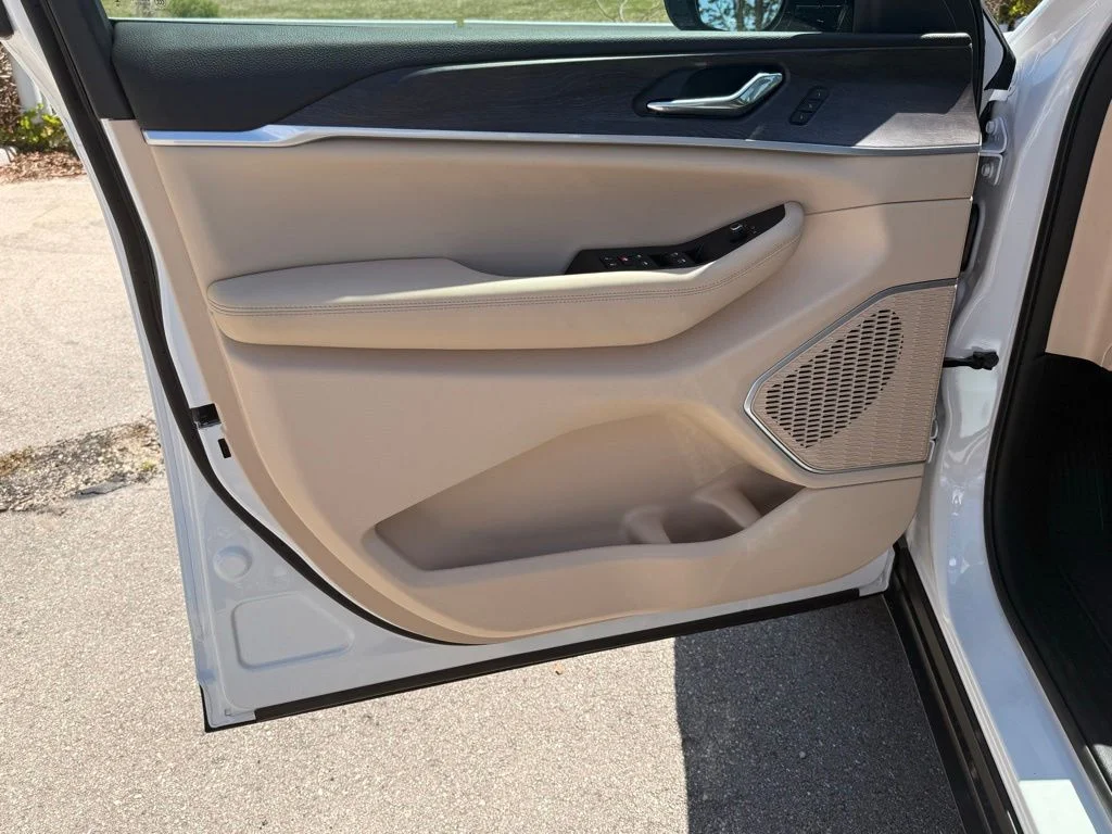 New 2026 Bright White Clear-Coat Exterior Paint Jeep Limited image 28