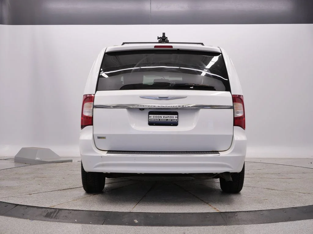 Used 2014 White Chrysler Touring image 4