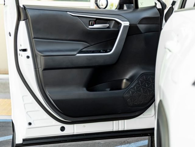 Used 2025 Ice Cap Toyota XLE image 12