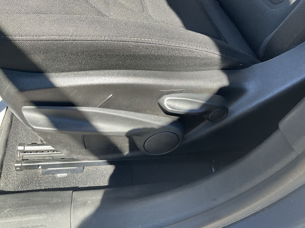 Used 2019 BLUE Jeep Latitude image 12
