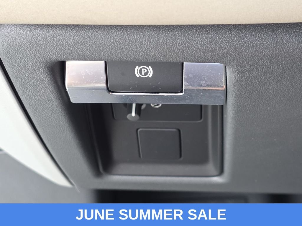 Used 2023 Green Land Rover SE image 31