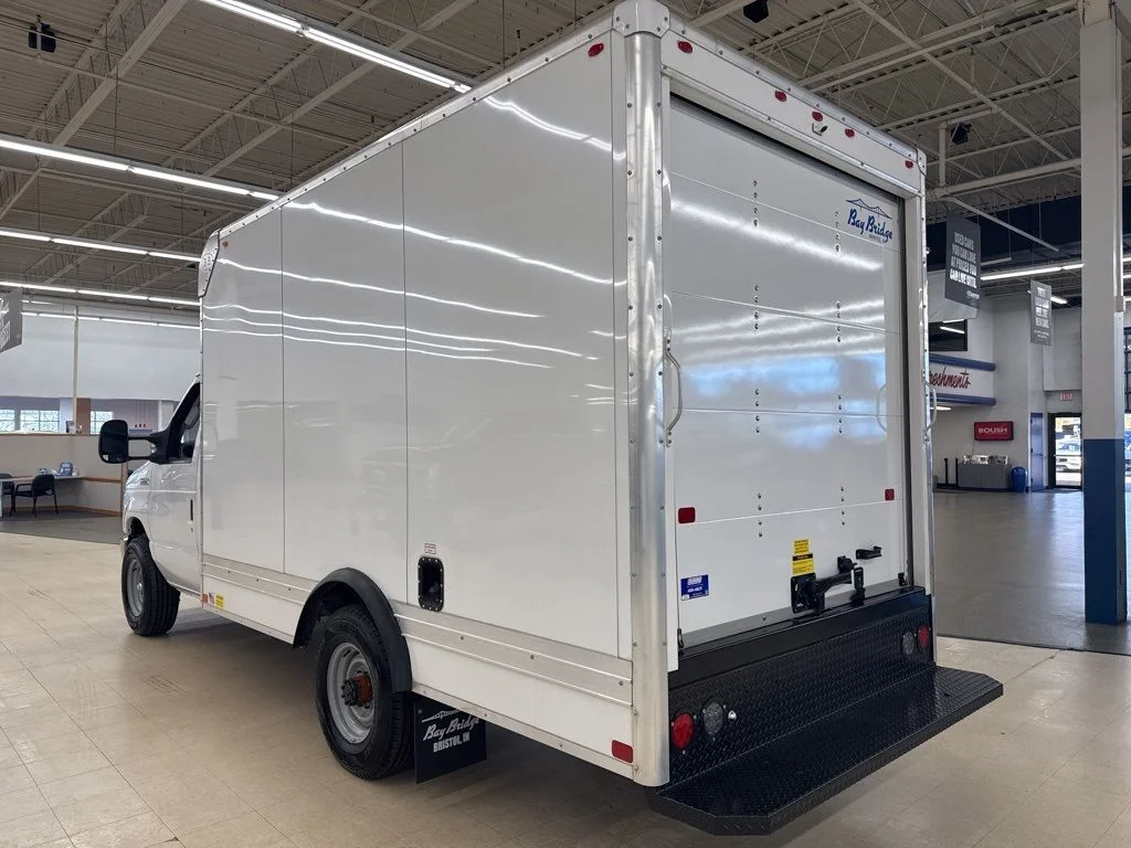 New 2025 Oxford White Ford E-350 SRW image 5