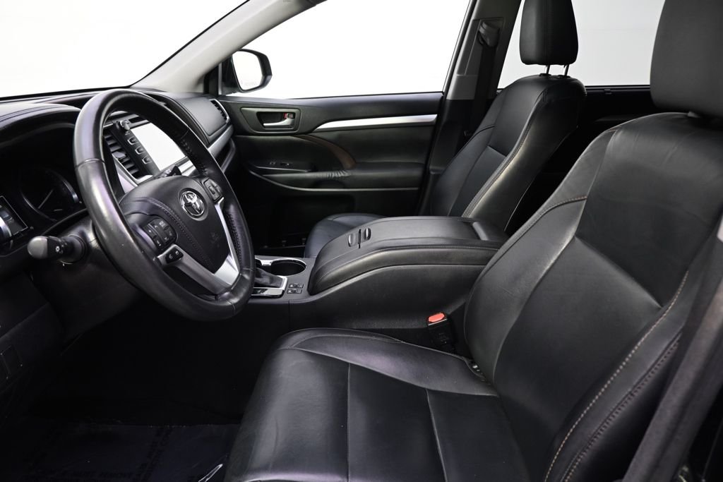 Used 2015 Attitude Black Metallic Toyota XLE V6 image 13