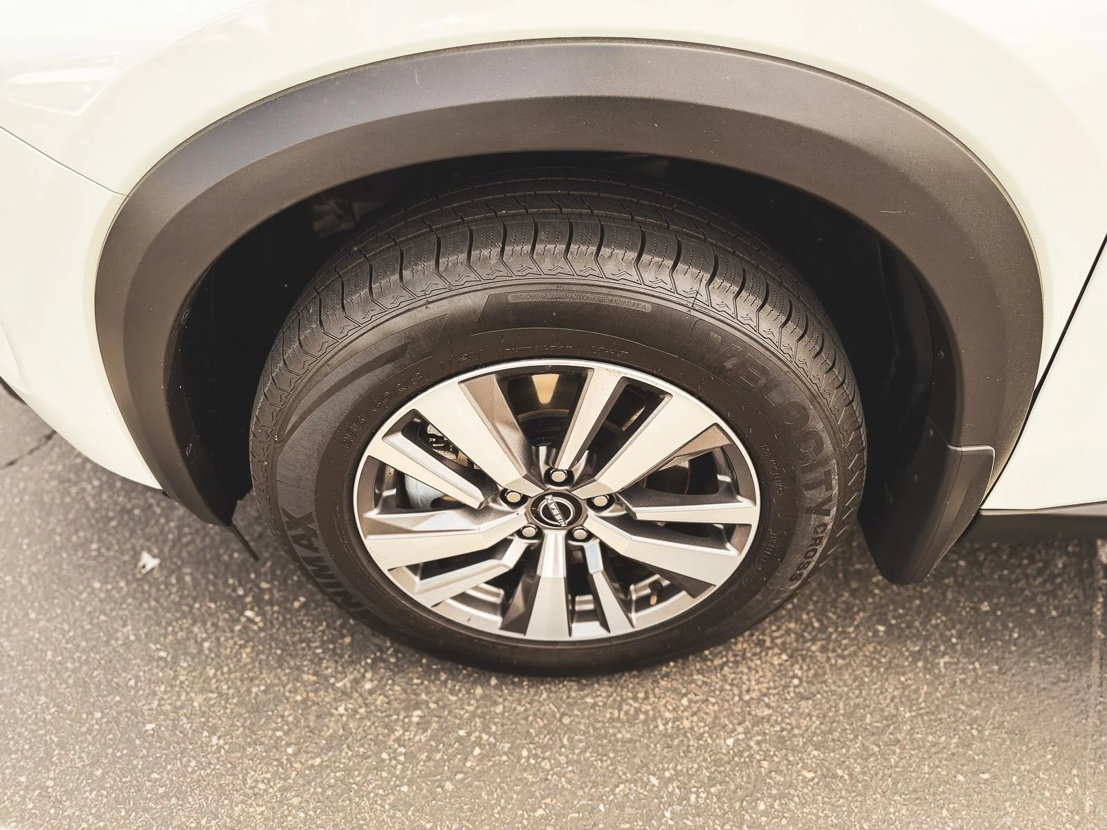 Used 2022 White Nissan SL image 13
