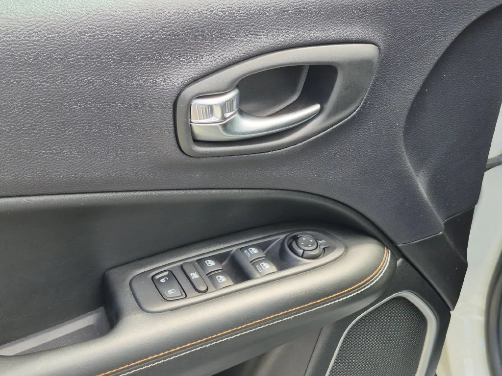 Used 2018 White Jeep Latitude image 11