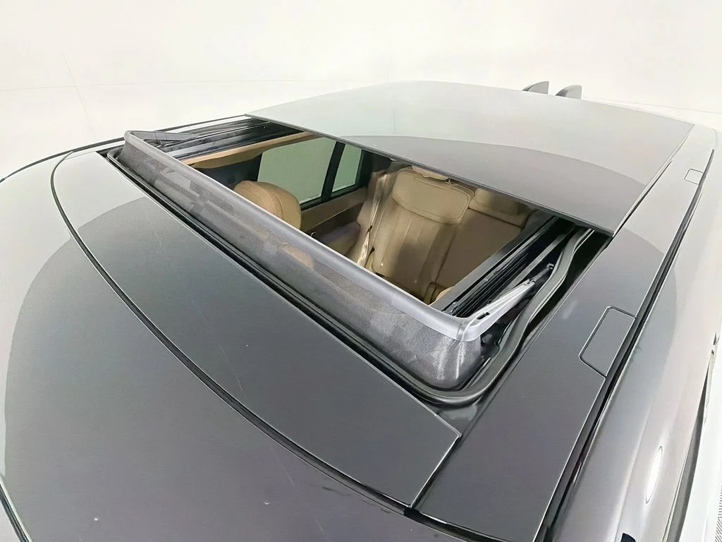 Used 2025 White Land Rover SE image 23