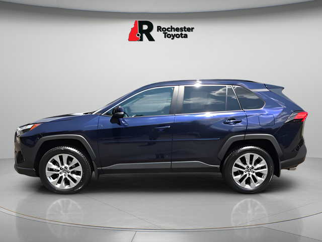 Used 2024  Toyota XLE Premium image 4