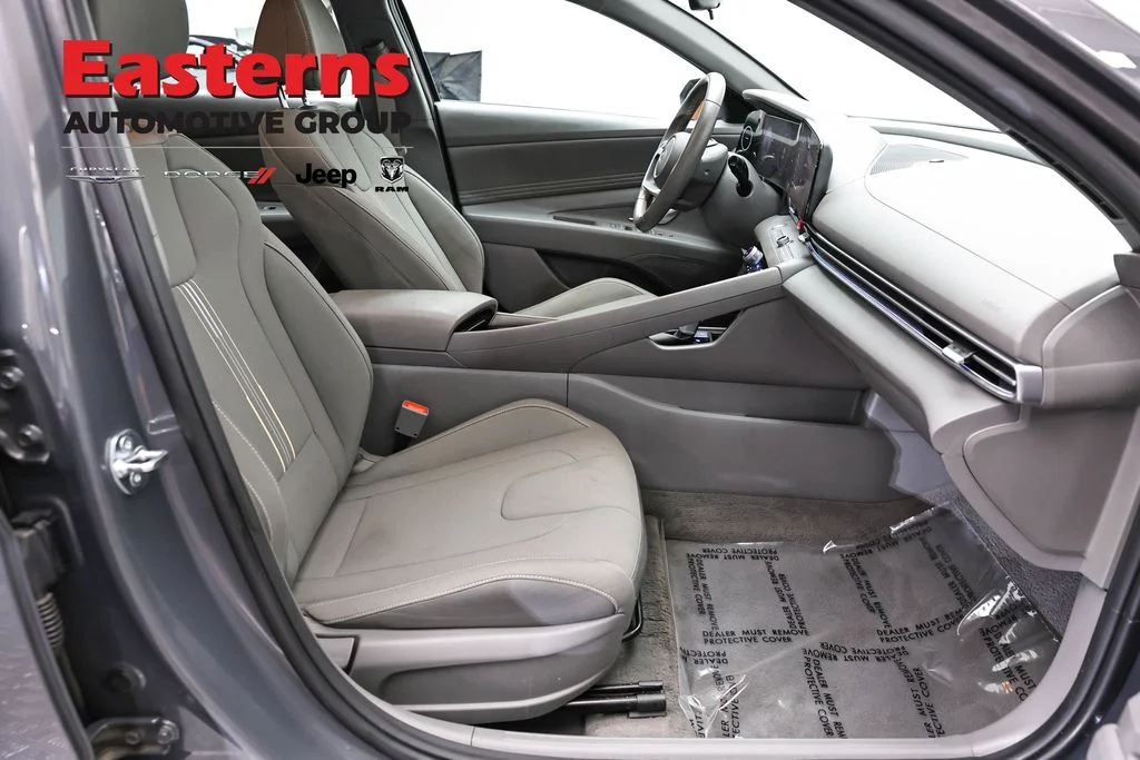 Used 2025 Gray Hyundai SEL Convenience image 24