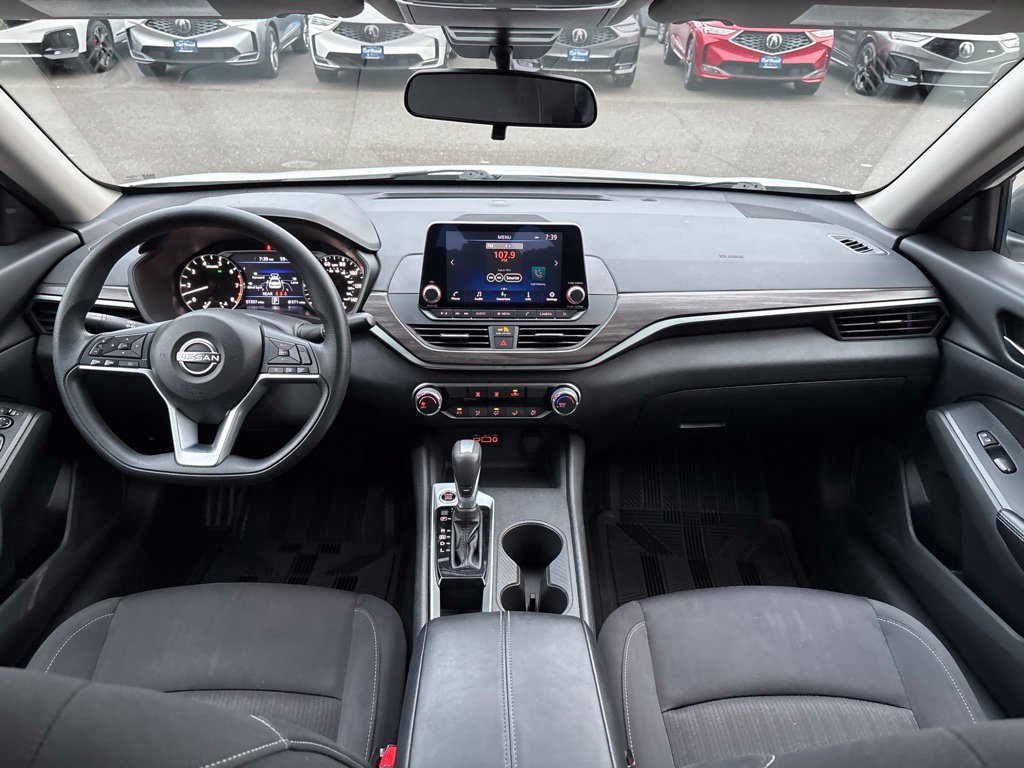 Used 2025 Glacier White Nissan 2.5 SV image 26