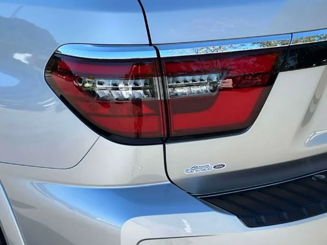 Used 2023 Silver Nissan SL image 10