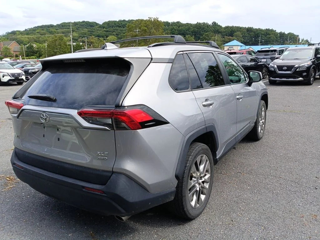 Used 2021 Silver Toyota XLE Premium image 4