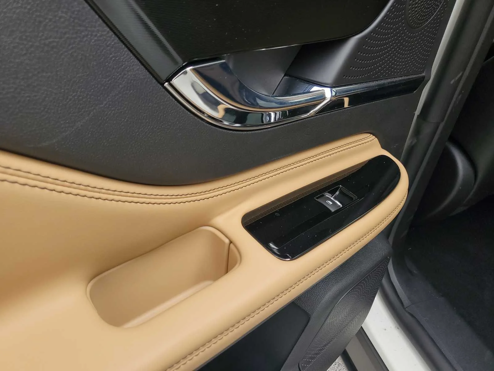 Used 2023  Lincoln Grand Touring image 13