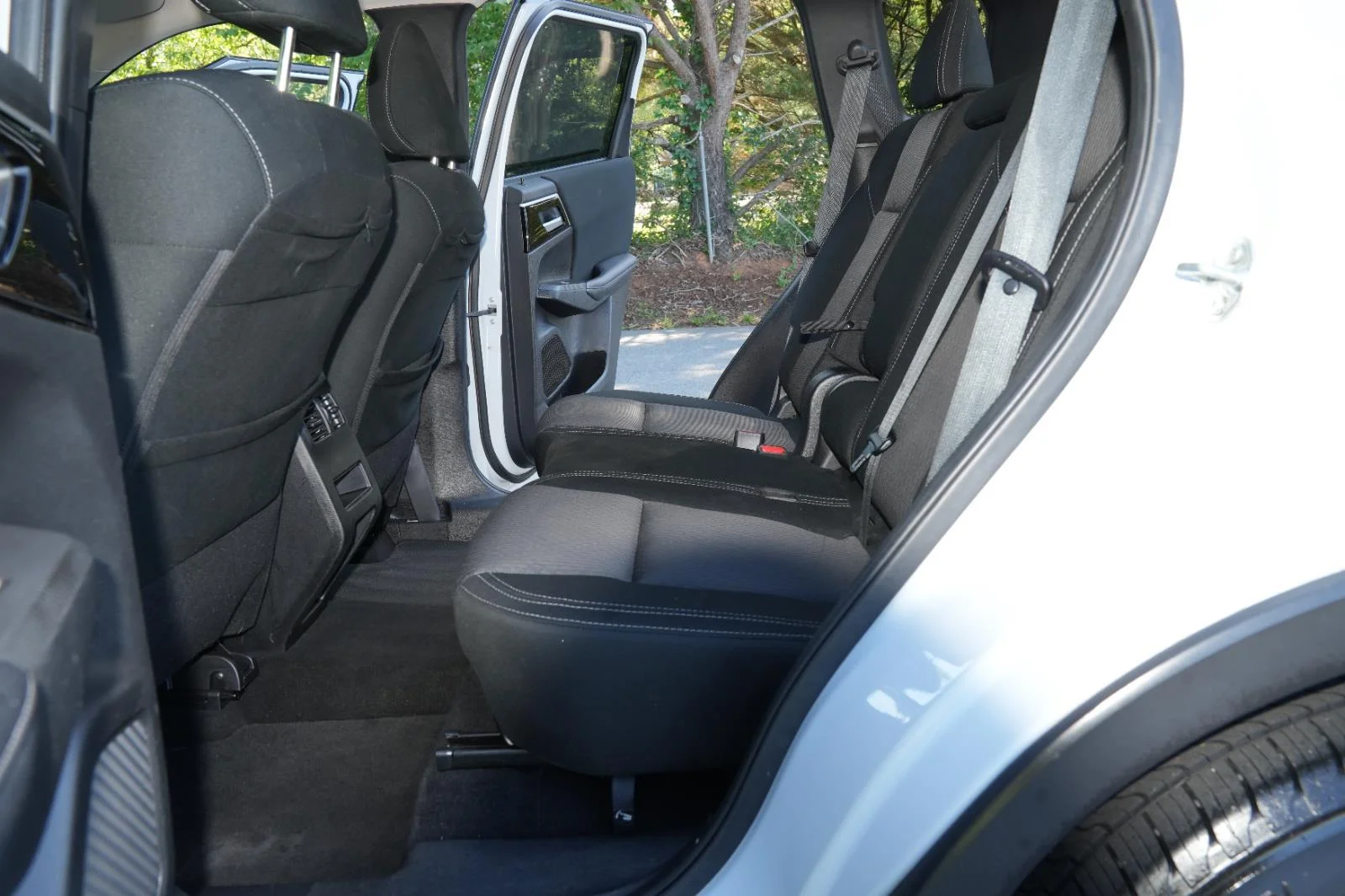 Used 2024 Silver Mitsubishi ES image 26