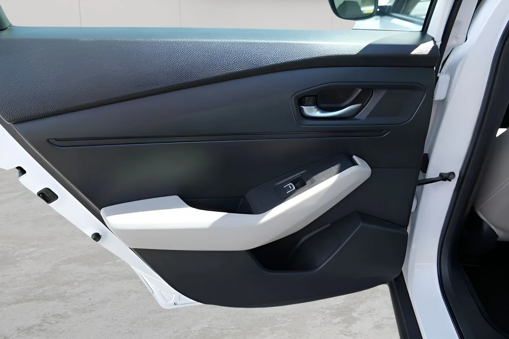 Used 2025 White Honda SE image 9