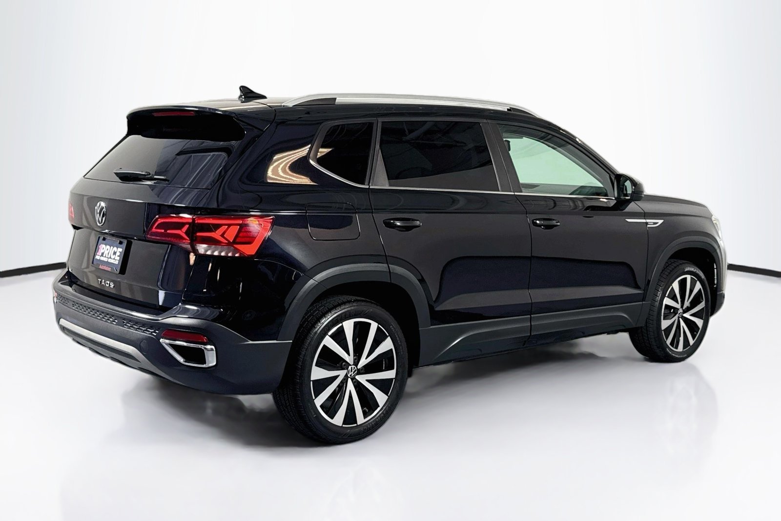 Used 2022 Deep Black Pearl Volkswagen SE image 5