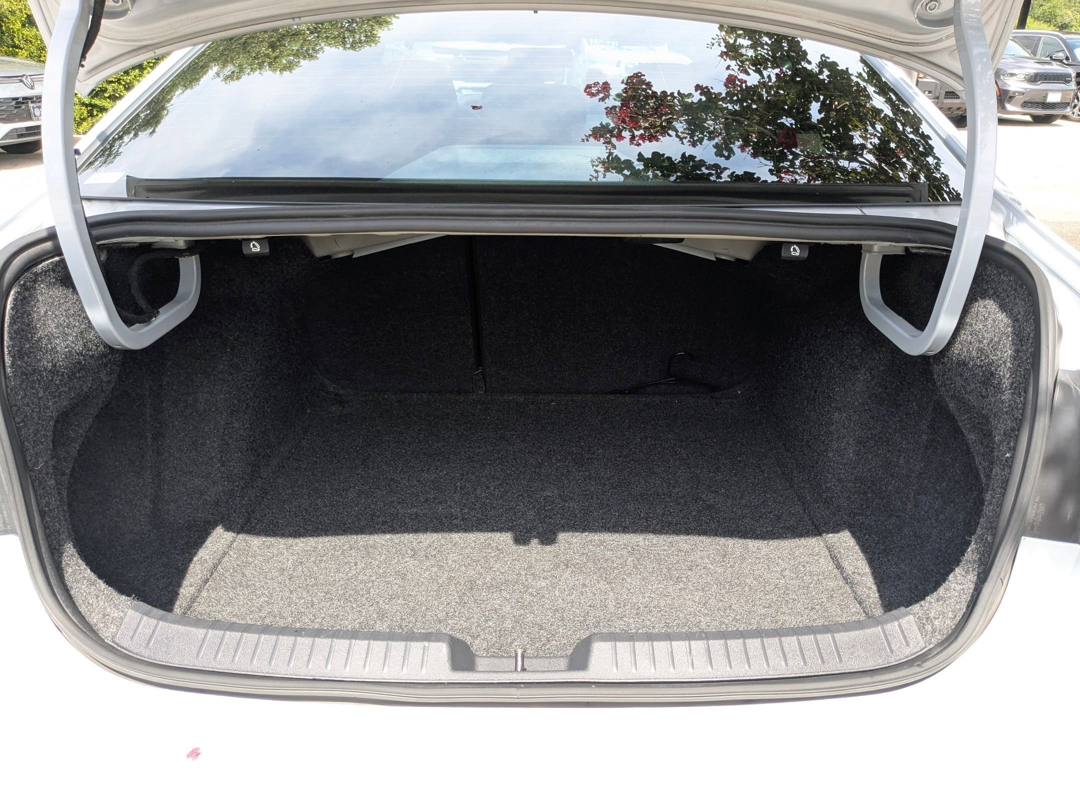 Used 2019 White Silver Metallic Volkswagen 1.4T S image 21