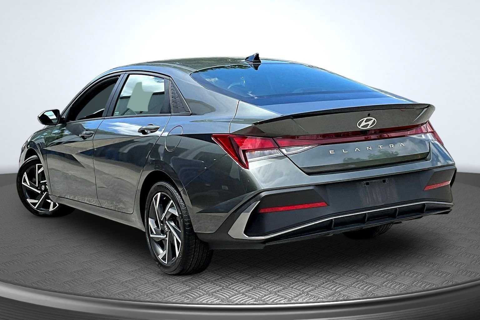 Certified Used 2025 Gray Hyundai SEL Sport image 4