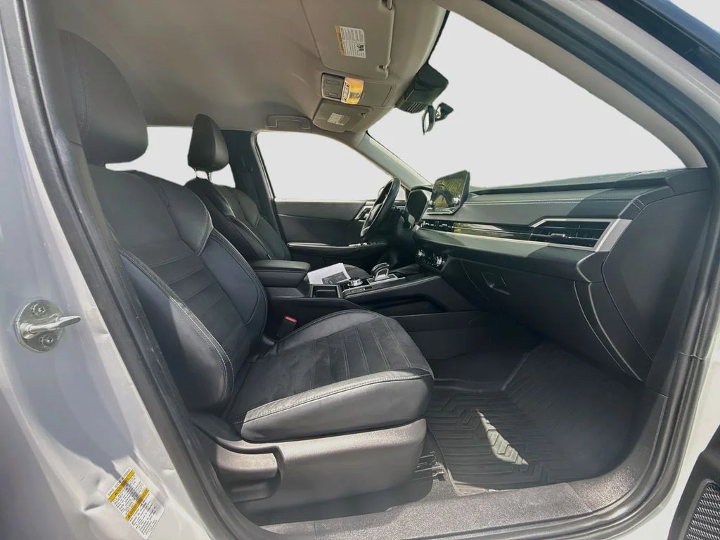 Used 2022  Mitsubishi  image 32