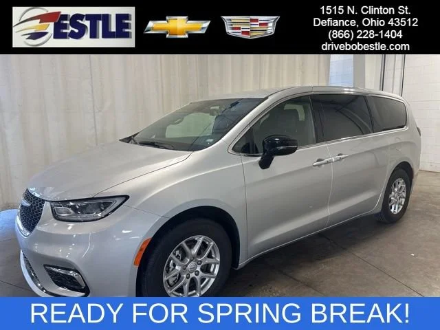 2026 Chrysler Pacifica Select's photo