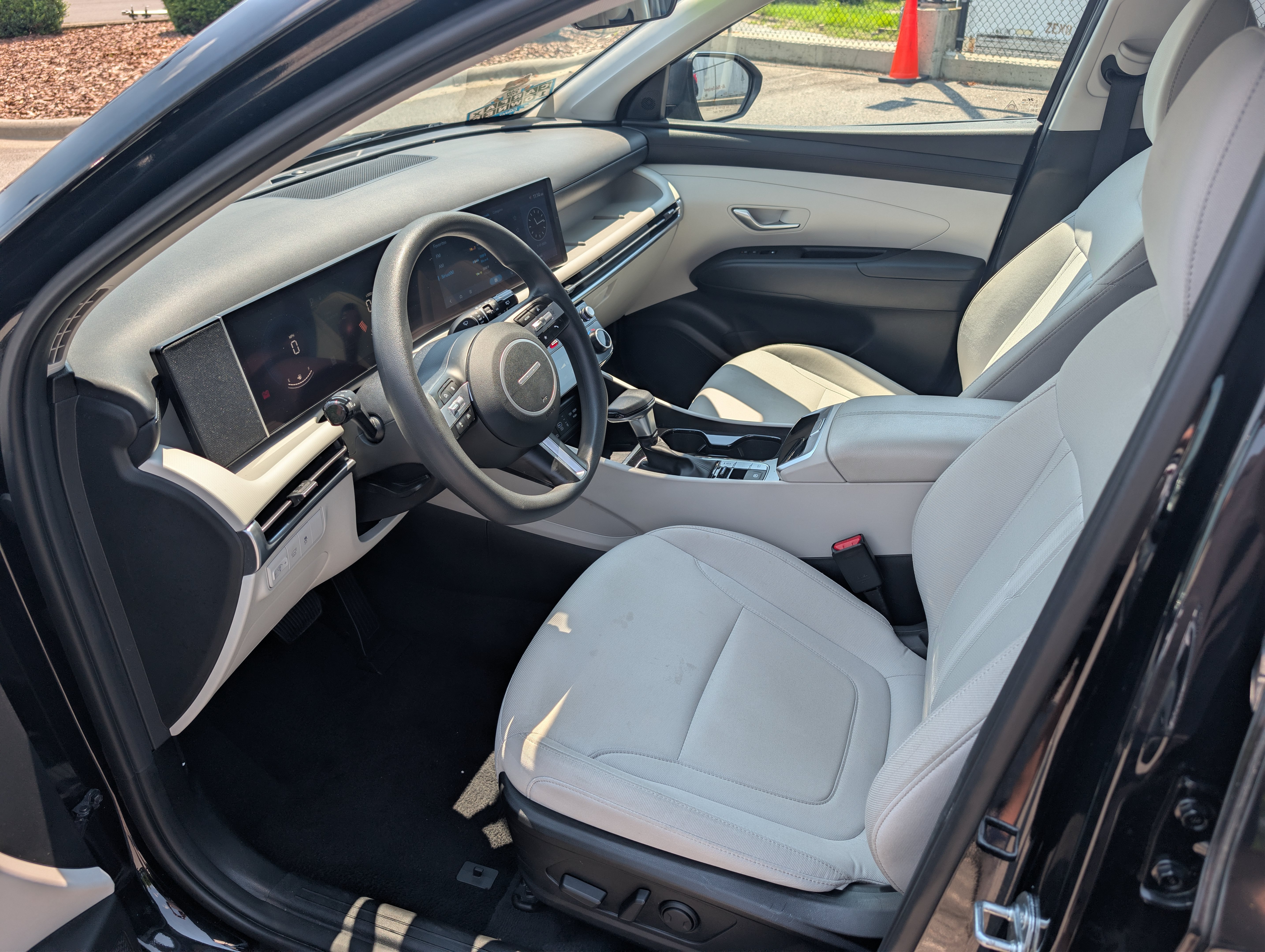 Used 2025 Phantom Black Hyundai SEL image 10