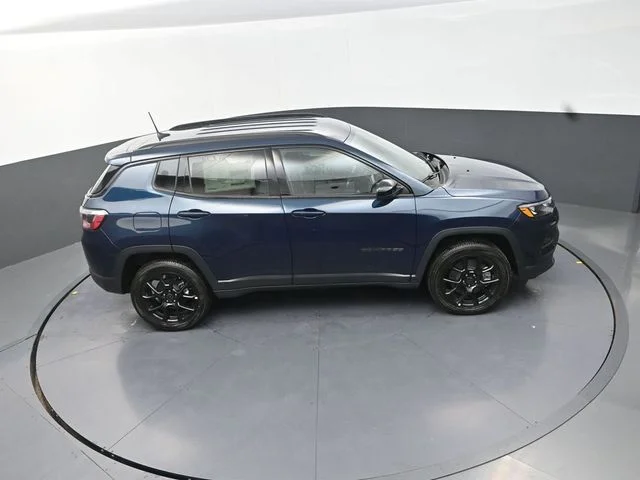 New 2026 Fathom Blue Pearl-Coat Exterior Paint Jeep Latitude image 18