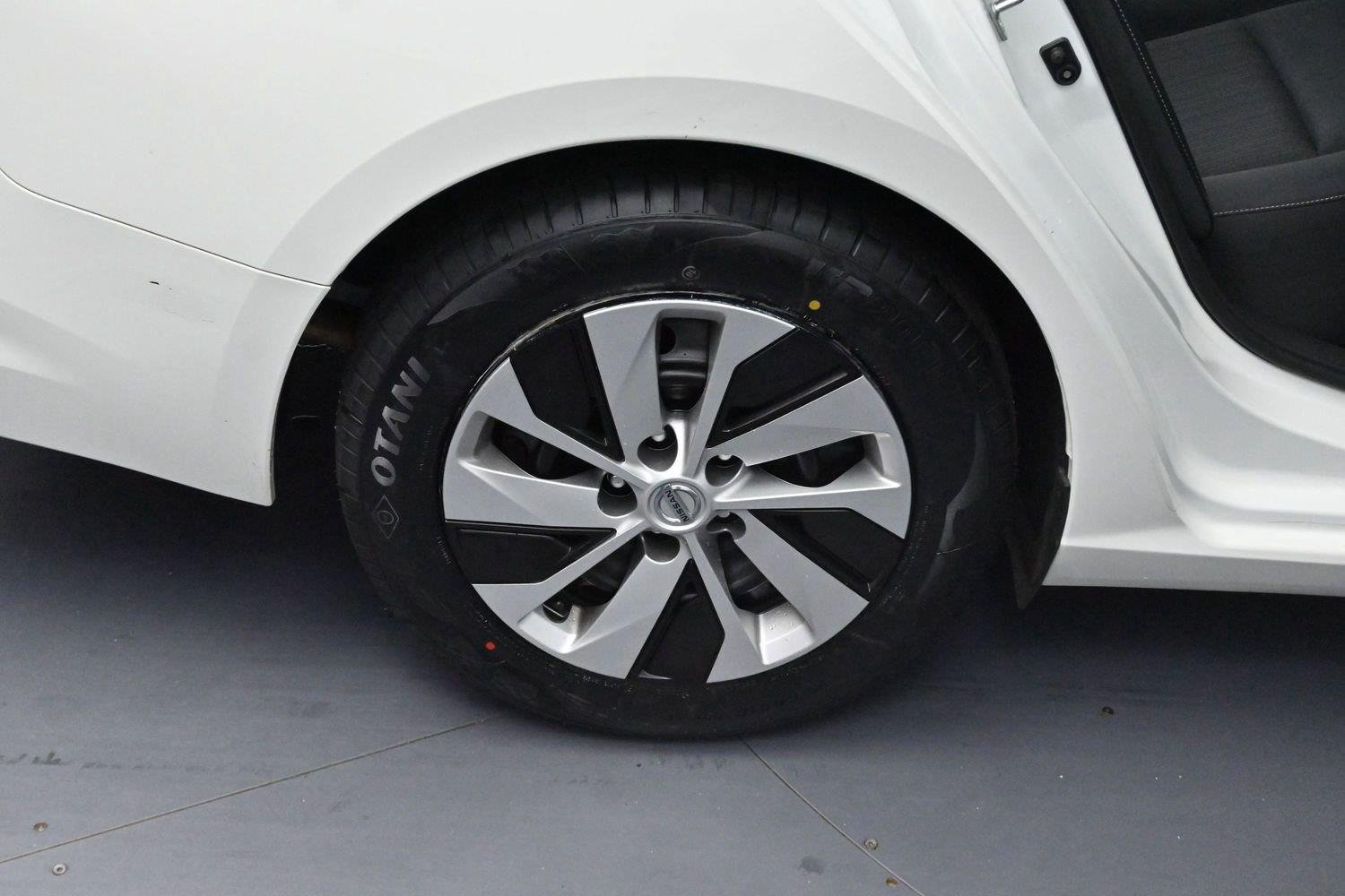 Used 2022 Glacier White Nissan 2.5 S image 30