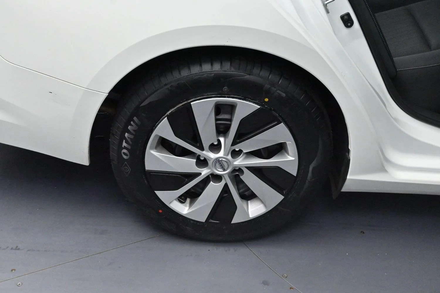 Used 2022 Glacier White Nissan 2.5 S image 30
