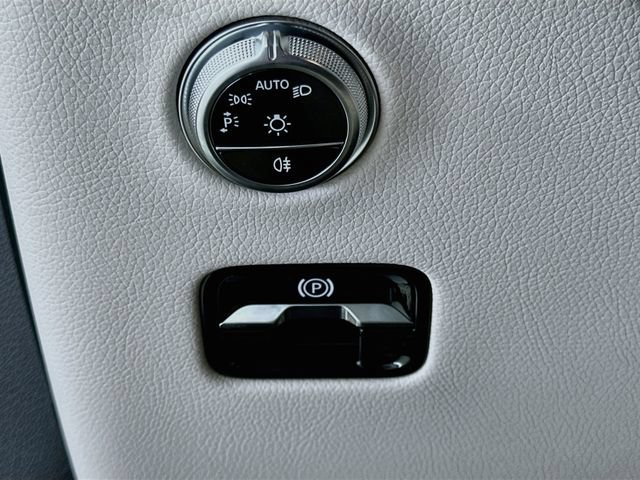 New 2026 Verde Silver Metallic Mercedes-Benz GLC 300 image 41