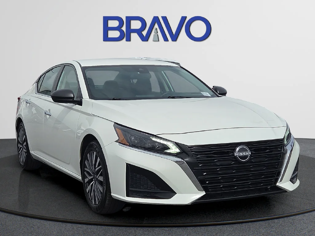 Used 2025  Nissan SV image 6