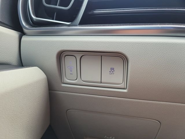 Used 2025 White Kia S image 31