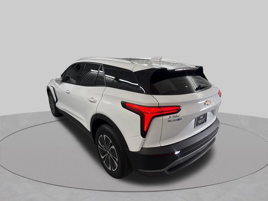 Used 2024 Summit White Chevrolet LT image 7