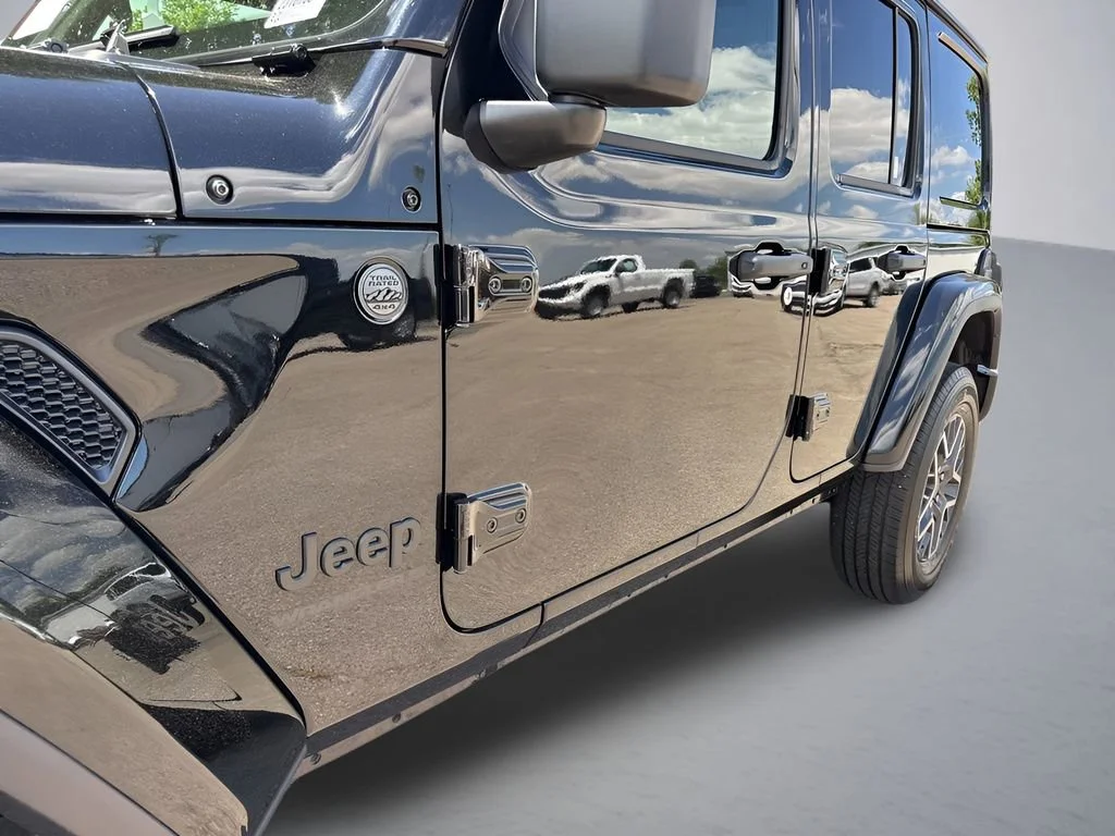 Used 2025 Black Jeep Sahara image 31