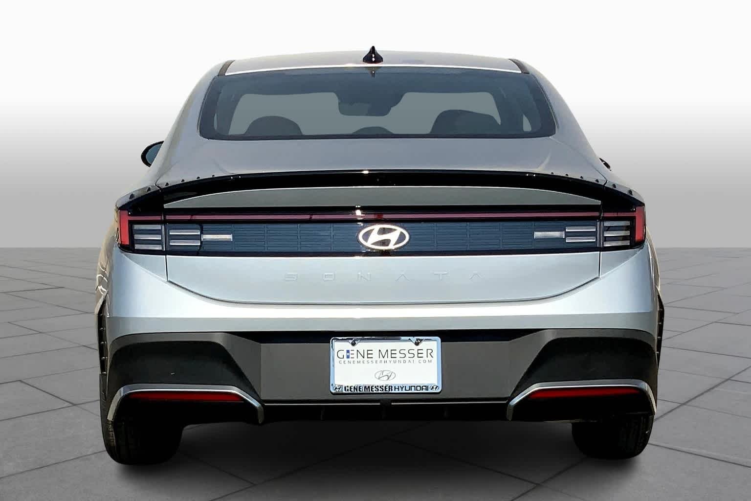 Used 2025 Aero Silver Hyundai SE image 4