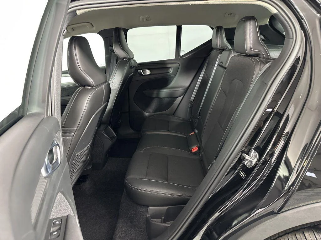 Used 2020 Black Stone Volvo Momentum image 27