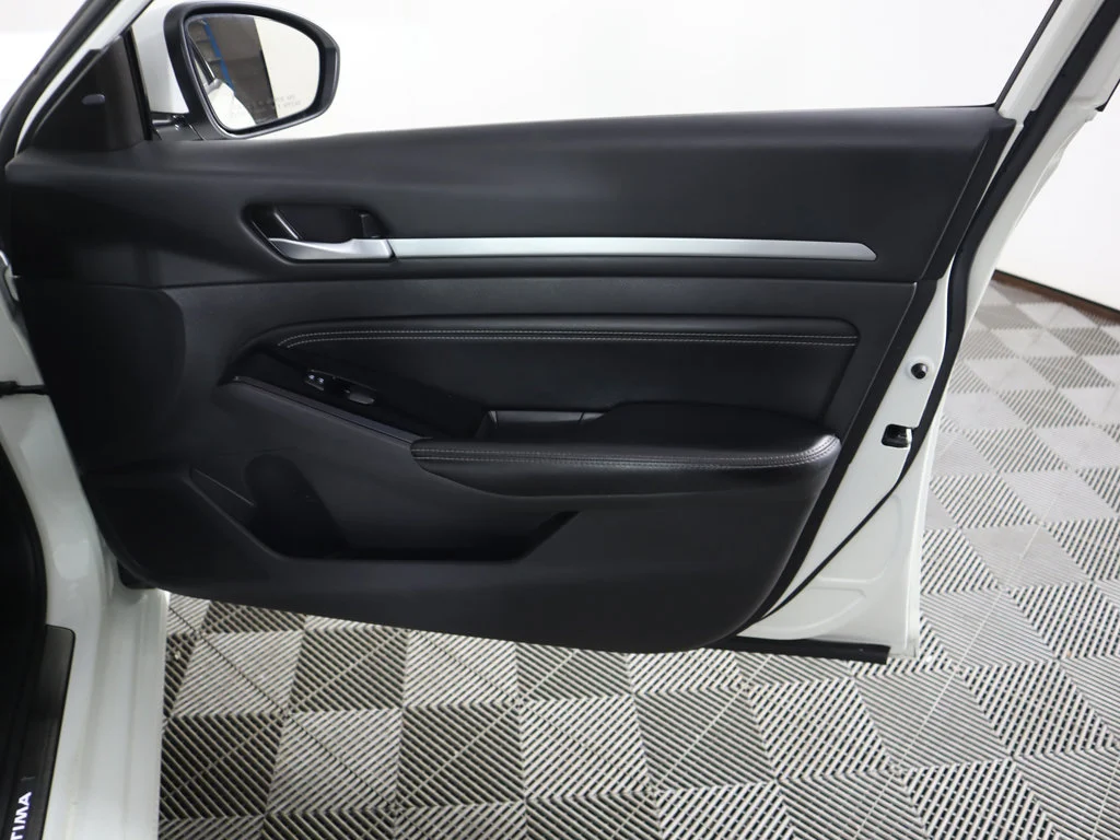 Used 2023 Pearl White Nissan 2.5 SL image 25