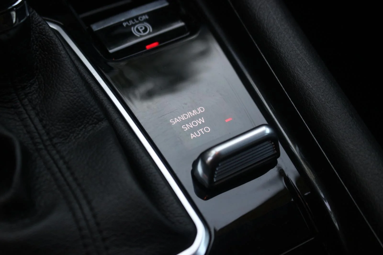 Used 2024 White Jeep Latitude image 26