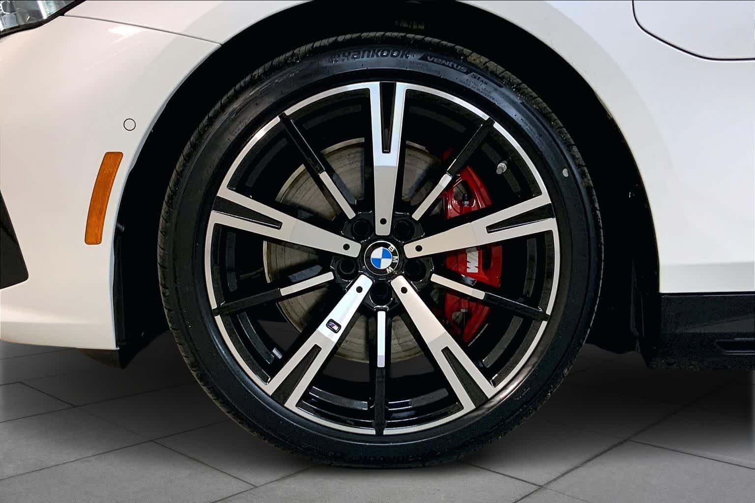 New 2026 Mineral White Metallic BMW 550e xDrive image 11