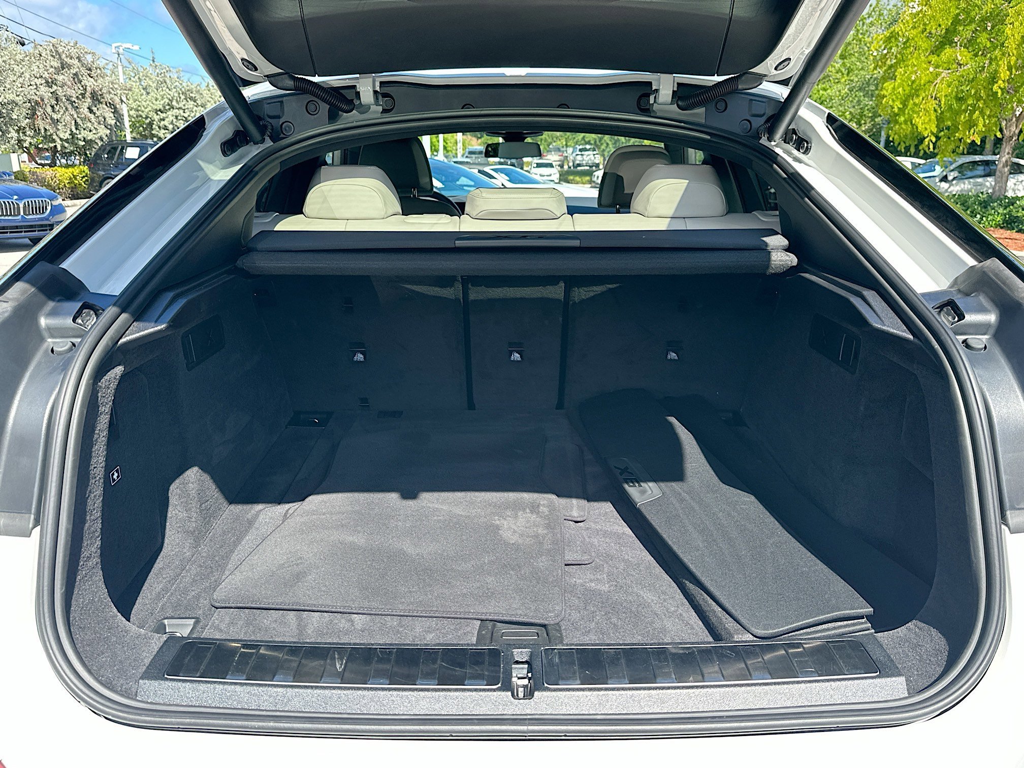 Used 2026 White Metallic BMW M60i image 23