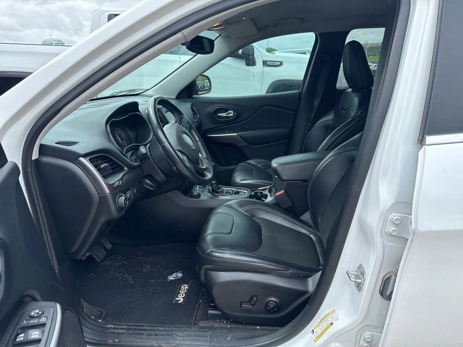 Used 2019 White Jeep Latitude Plus 4x4 image 11
