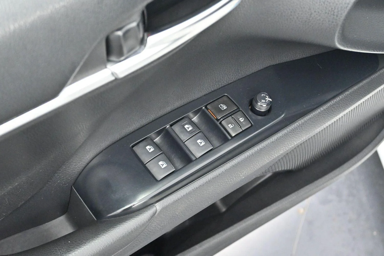 Used 2020 Super White Toyota LE image 10