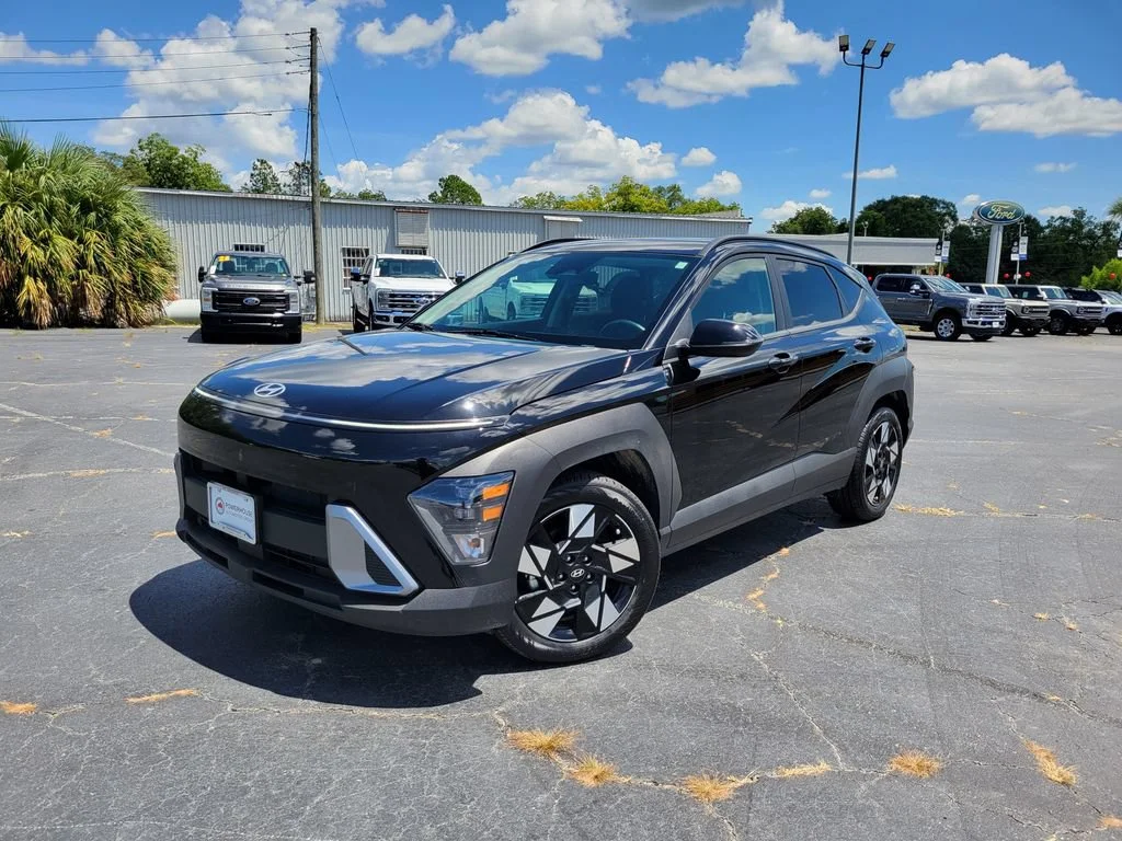 Used 2025 Black Hyundai SEL image 1