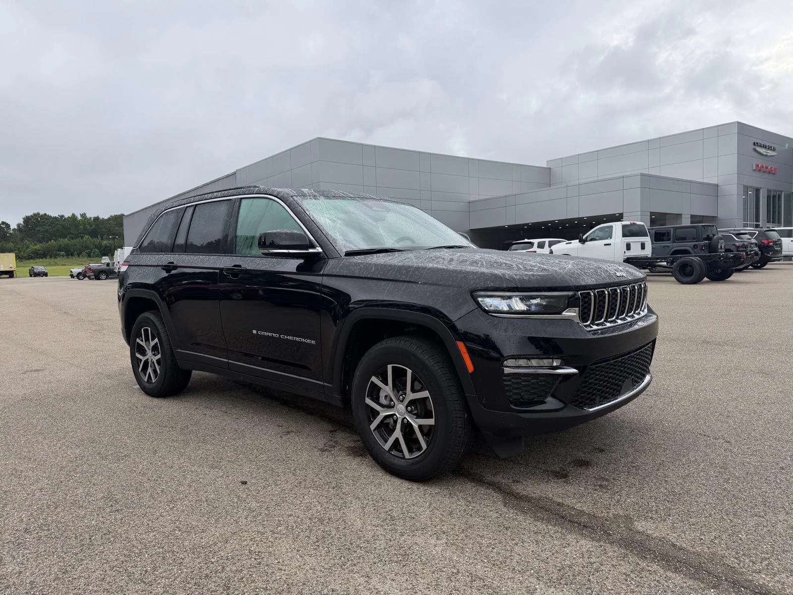 Used 2024 Diamond Black Crystal Pearlcoat Jeep Limited image 3