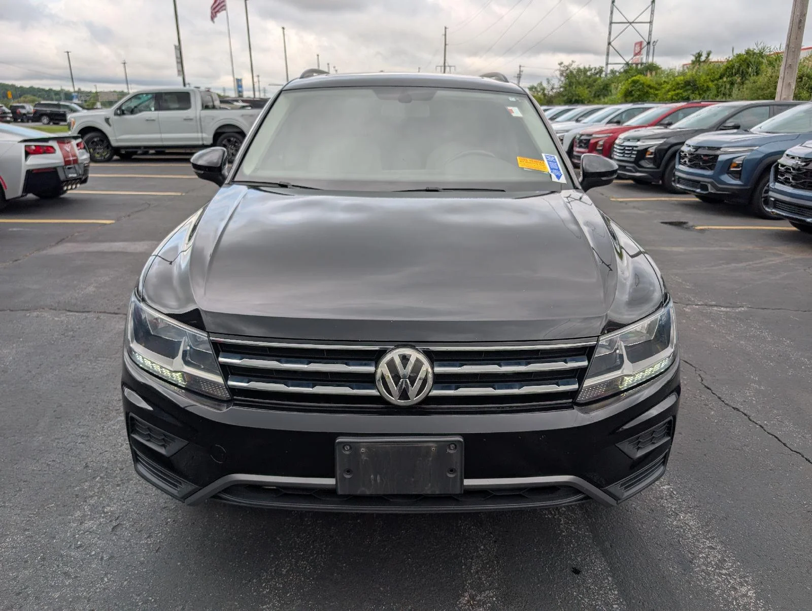 Used 2019  Volkswagen SE image 2