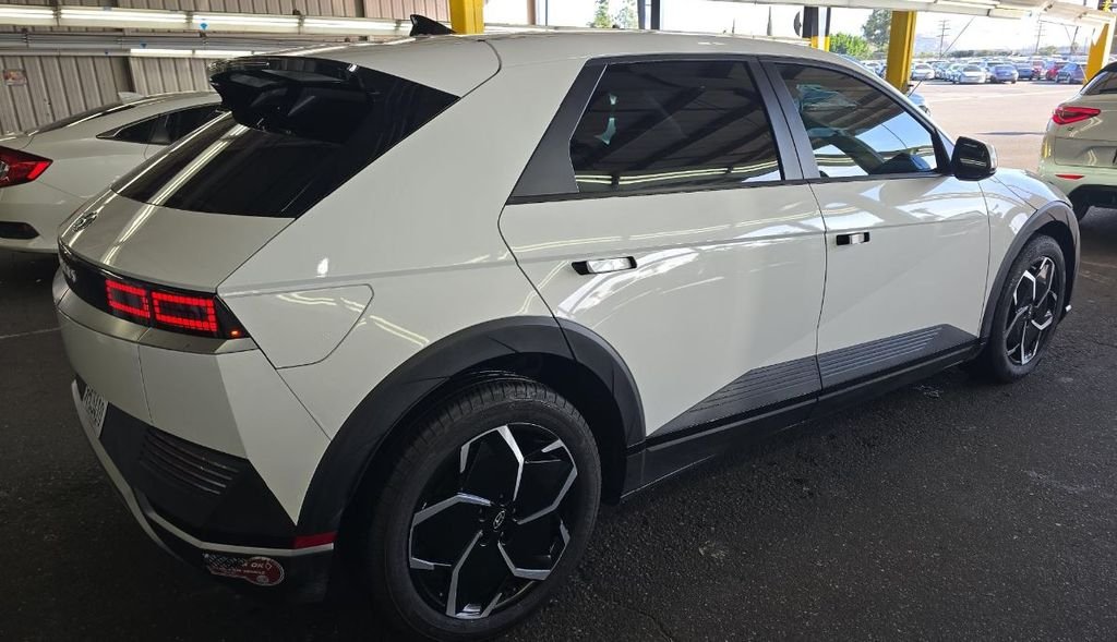 Used 2024 White Hyundai SEL image 4