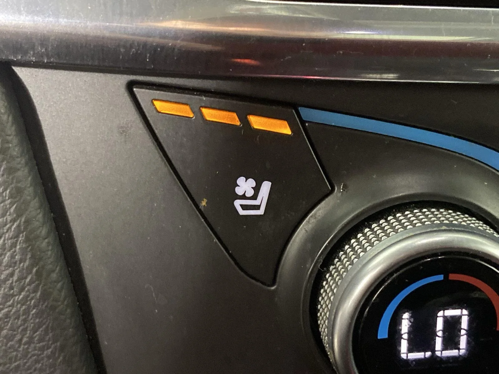 Used 2019 Silver Ice Metallic Chevrolet Premier image 23