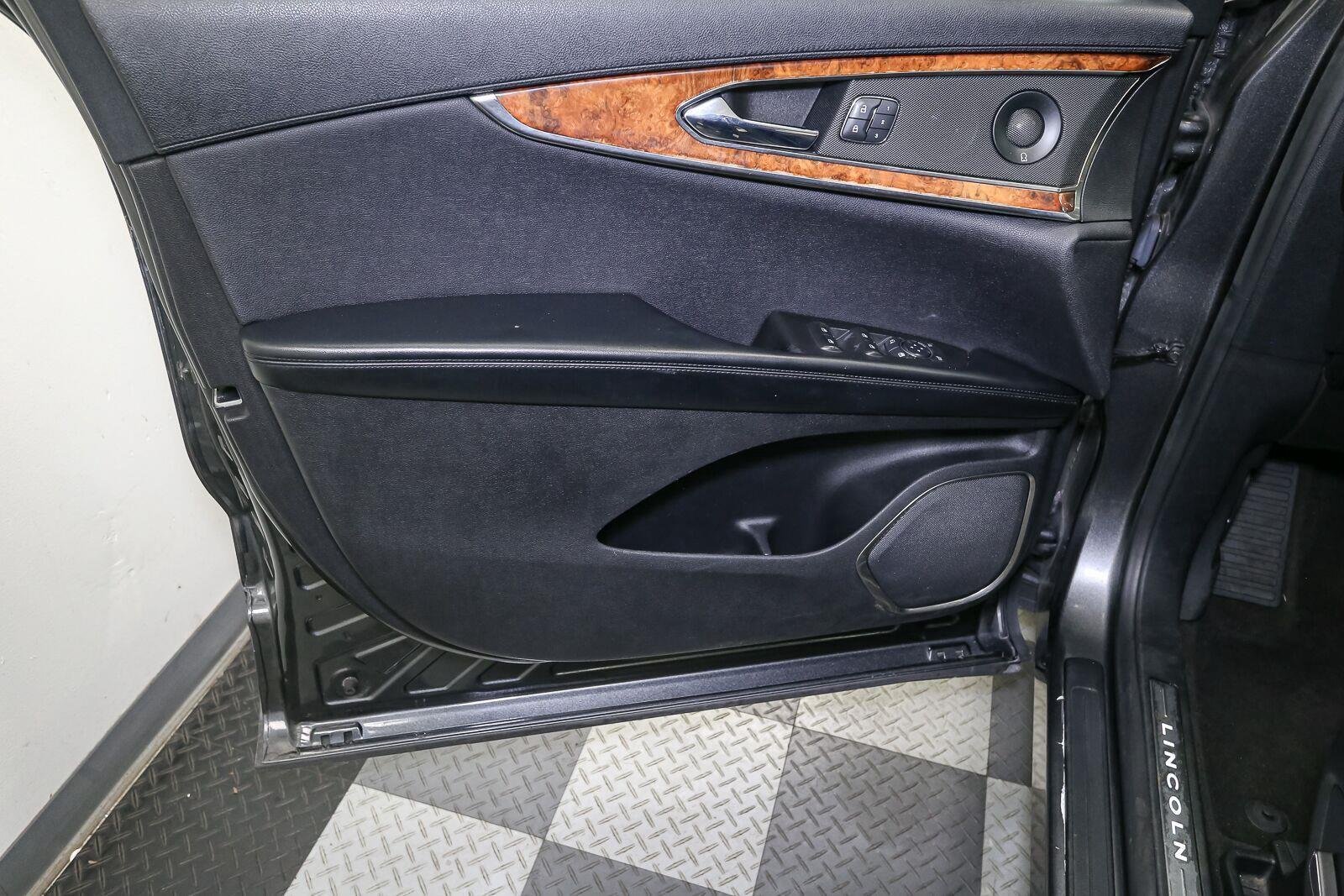 Used 2020 Magnetic Gray Lincoln Reserve image 44