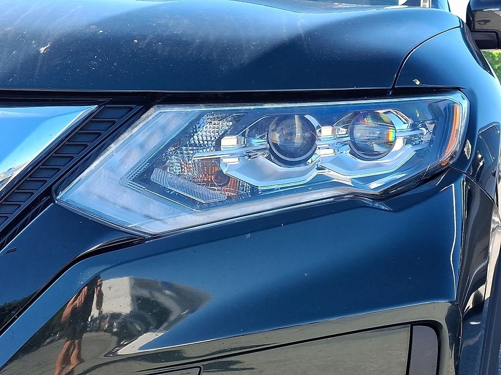 Used 2019 Green Nissan SL image 8
